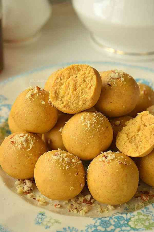 Besan Laddu (Chaina Ram Sweets, Chandni Chowk)